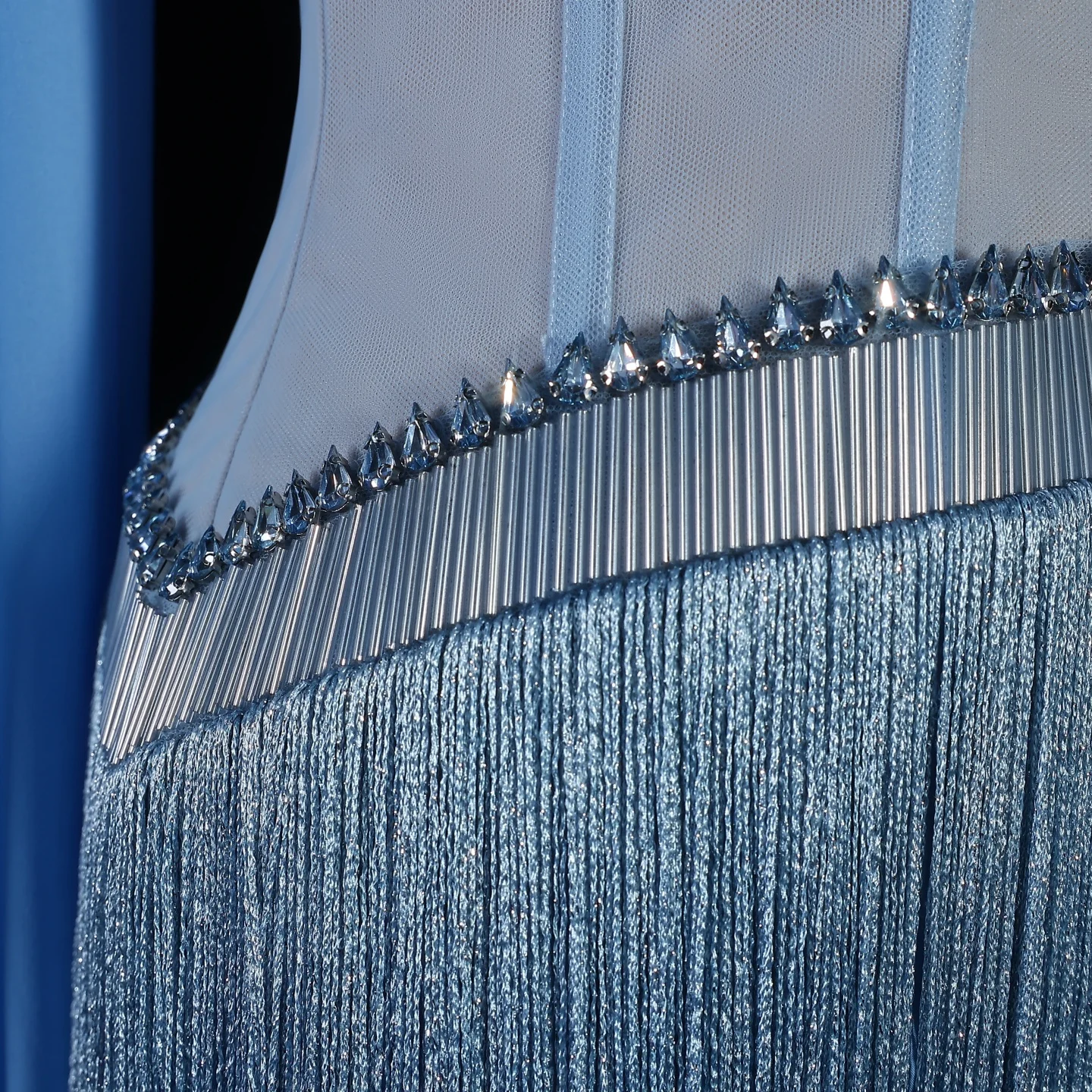 Sharon Said Luxuriöses Dubai Blaues Kristall-Abendkleid mit Trägerlosem Design, Handbestickter Taille und Fransen, Arabisches Hochzeitskleid SS520 Maßanfertigung – Detail 9