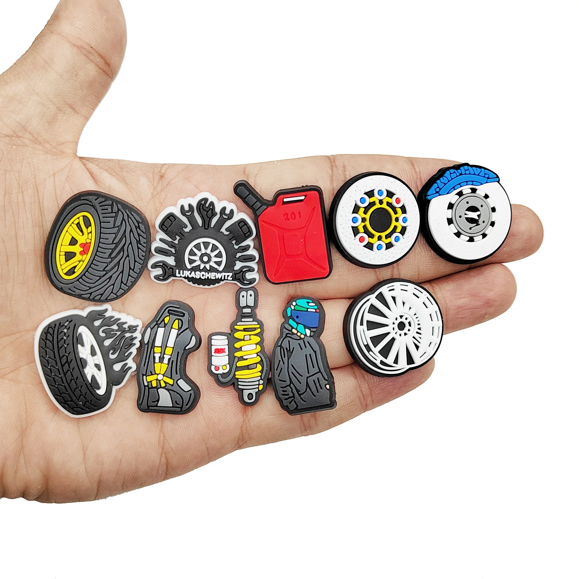 18 قطعة من دلايات الرسوم المتحركة اللطيفة للأولاد والبنات، دلايات أحذية السيارة الرياضية للبالغين، دلايات تزيين الأحذية البلاستيكية لحفلات أعياد الميلاد