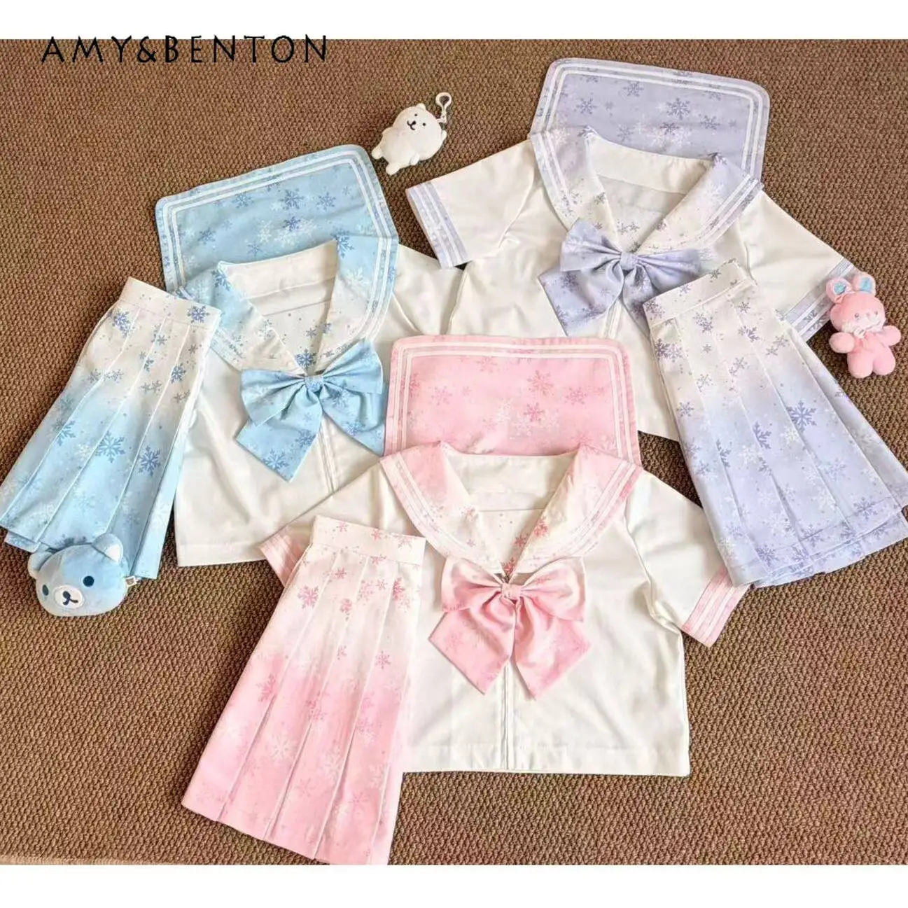 

Летний новый милый комплект униформы JK для женщин: топ с коротким рукавом и плиссированная юбка с принтом снежинок в розовом, синем и фиолетовом цветах