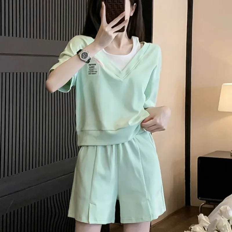 

Женские комплекты из двух предметов, летние поддельные футболки из двух предметов с короткими рукавами + широкие шорты, повседневный свободный спортивный костюм, женская спортивная одежда