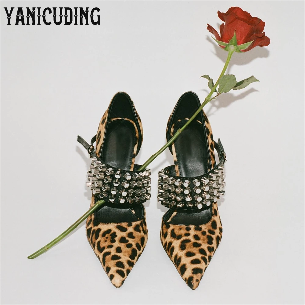 

Туфли-лодочки из искусственного конского волоса с леопардовым узором Детали с шипами Туфли на шпильке с двойной пряжкой Высокие каблуки с острым носком и металлическими шипами