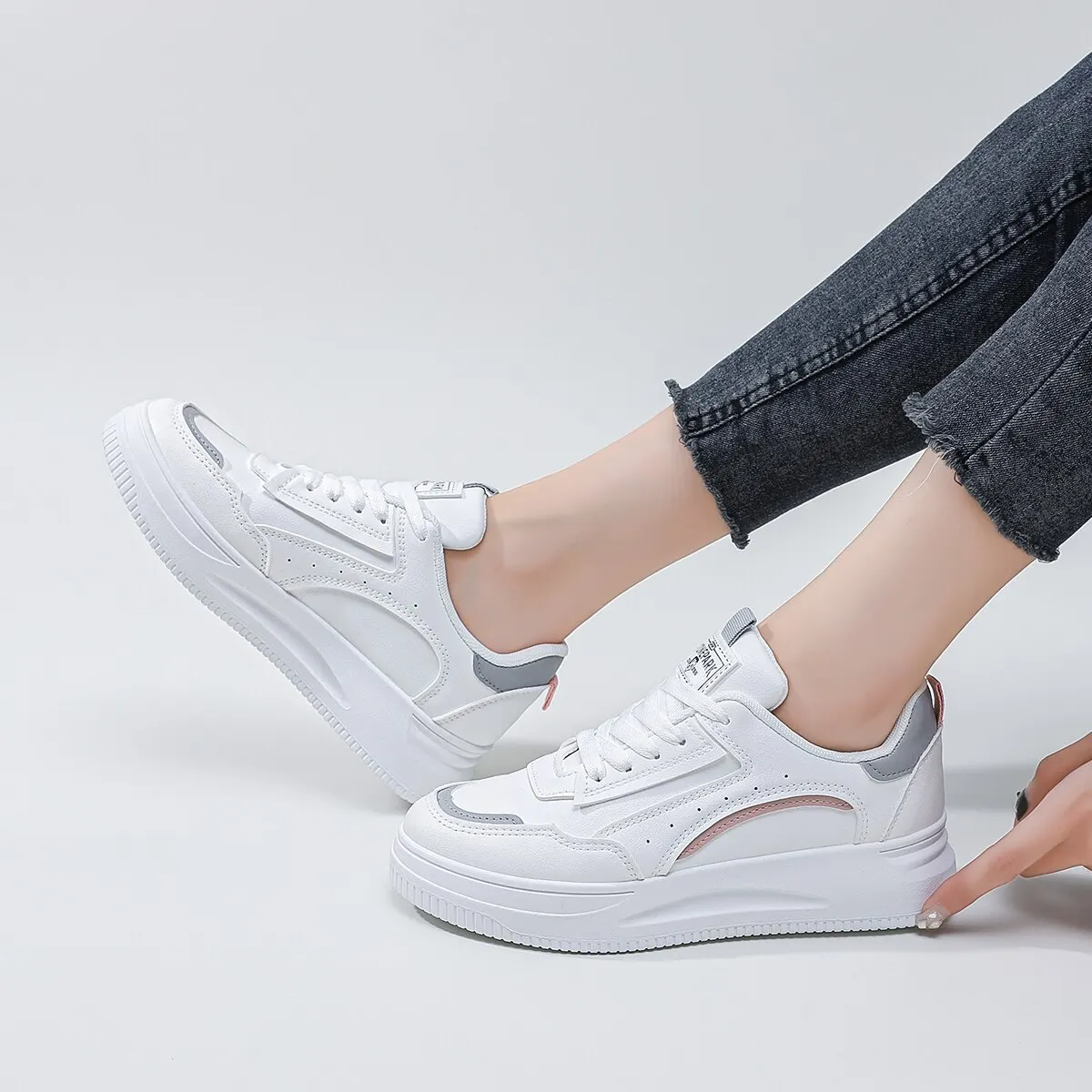 Women New Style Lace Up Casual White Shoes, Sporty Skate Shoes For Outdoor Comfortable and Fashionable Flat Shoes