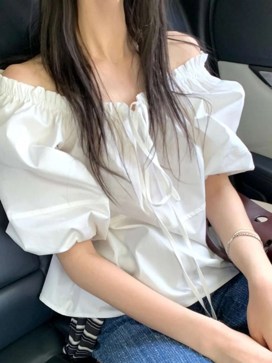 

Шикарная модная универсальная женская рубашка с рукавами-фонариками, белая рубашка с одним открытым плечом во французском стиле, с коротким рукавом, для невысоких фигур