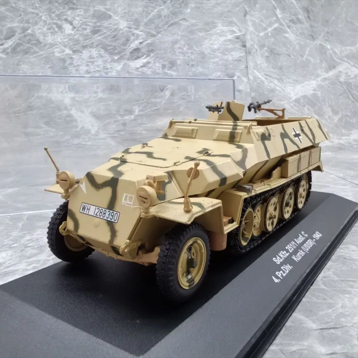 1/43 Half-track SD.KFZ.251 Special Armored Vehicle (alloy（main body）+plastic material) model ornament
