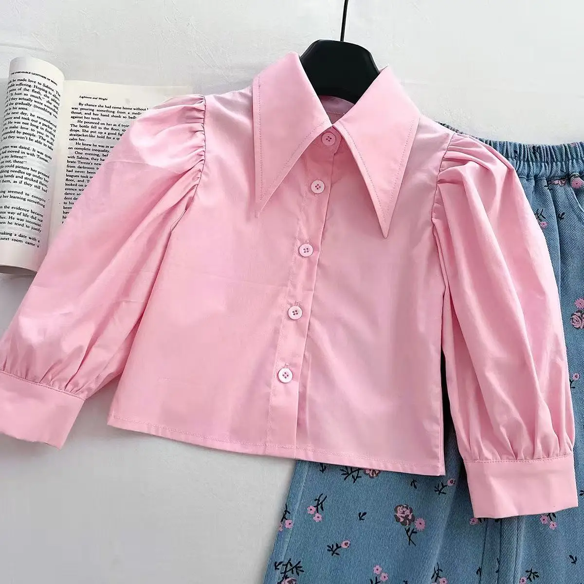 

Children's Autumn Set 2026 New Korean Version Of The Girls Pink Flowers jumper Shirt Denim Trousers Fashionable Three-piece Se