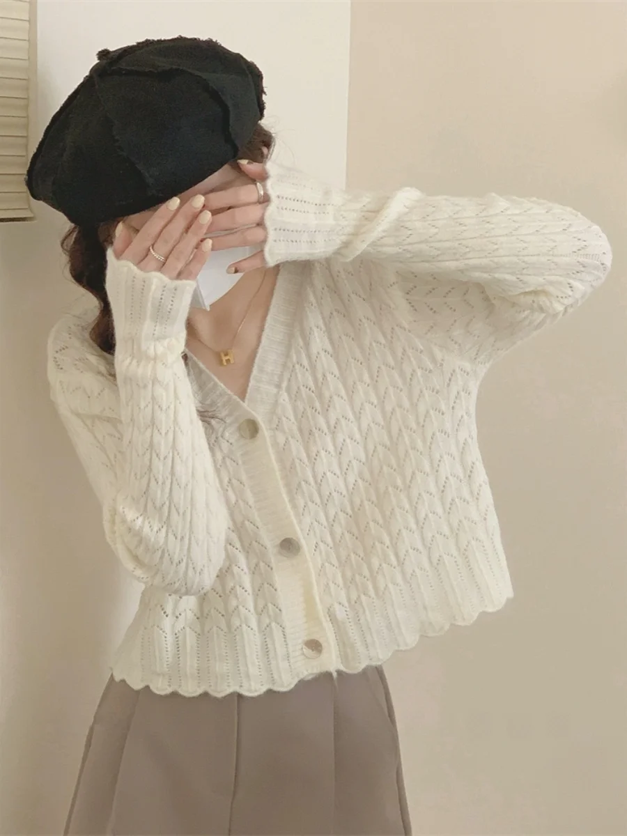 

Handmade Knitted Sweater with ell Buttons V-Ne Long Sve Regular Thin Pure Color Commute Sle Autumn Season