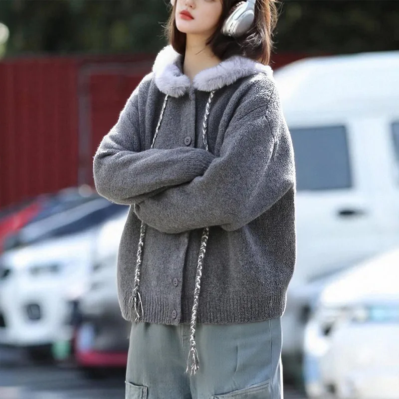 سترة نسائية محبوكة جديدة لشتاء 2025 بقلنسوة من القطيفة ورباط وشرابة #4