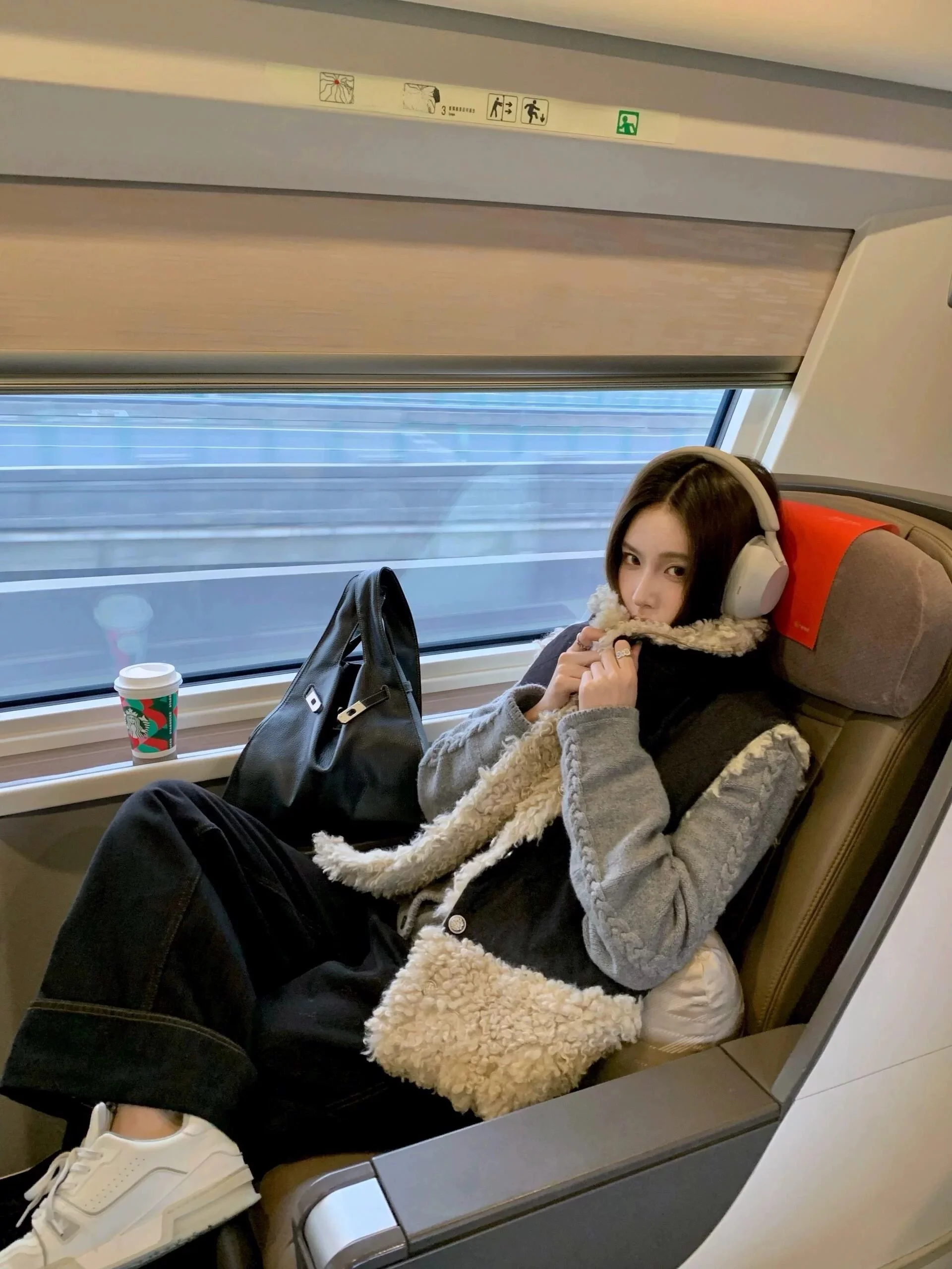 

Women's Fur Vest Inteated Leather And Fur eepskin Warmth Autumn Winter Svel Eco-friendly Outerwear Hooded Coat