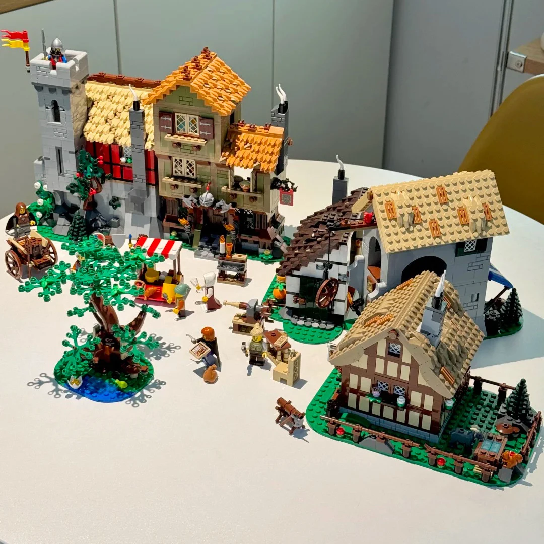 

3304PCS Home Decoration Medieval Town Square Compatible with 10332 European Architecture Creative Children's Adult Gifts
