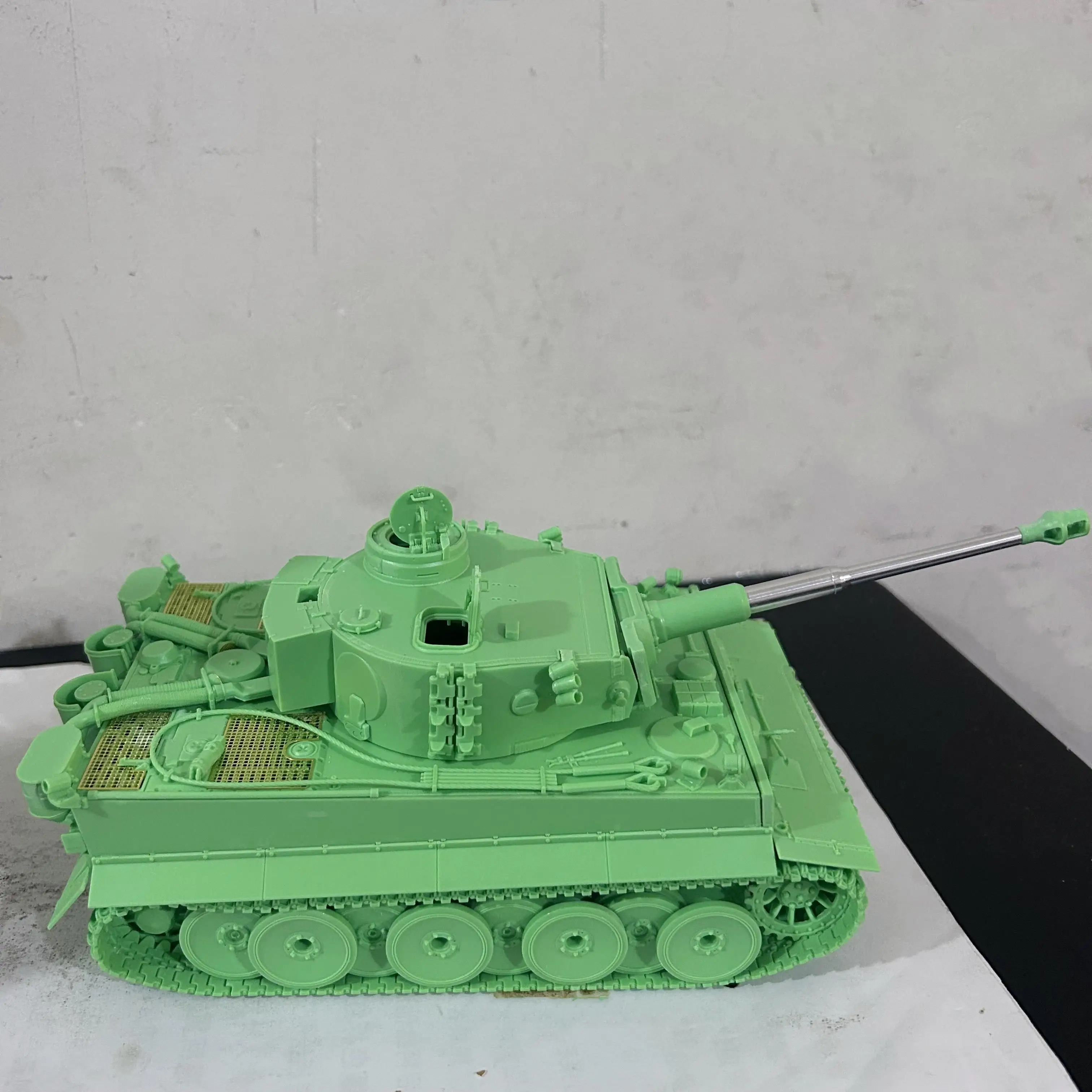 Tiger 4901GREEN 1/35 Scale Sd.Kfz.181 TIGER I 1942-1945 EARLY WW2 GERMAN HEAVY TANK Finished Product