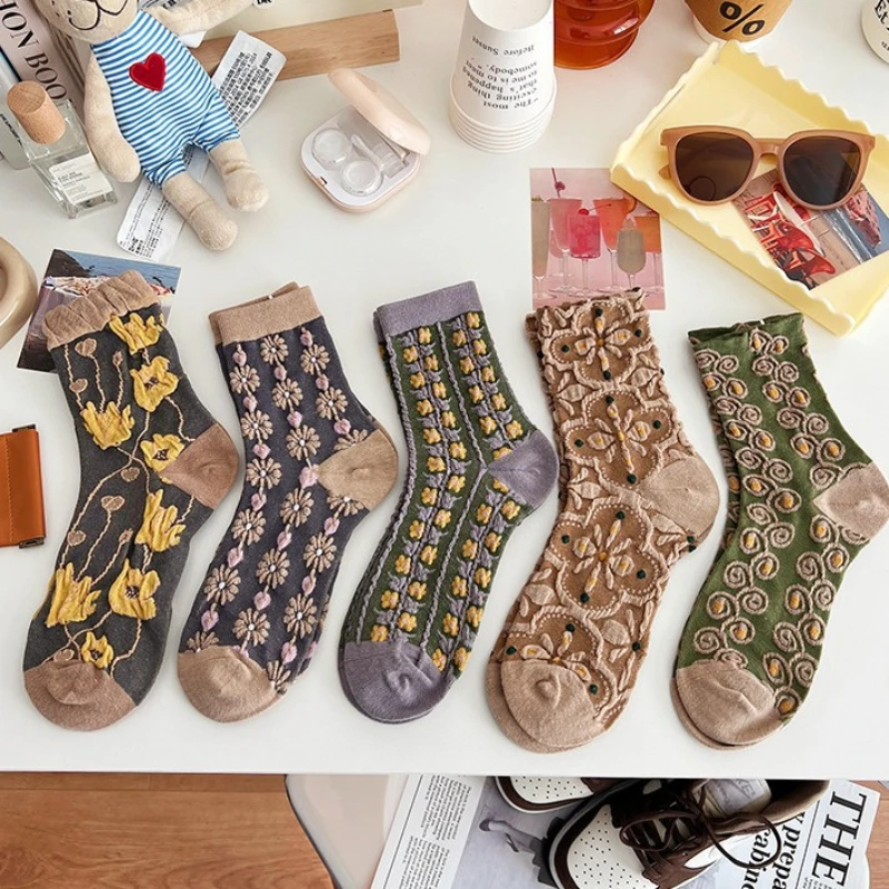 5 Pairs of Exquisite Retro Forest Style Embossed Flower Women's Mid Tube Socks With Personalized College Style Casual Socks