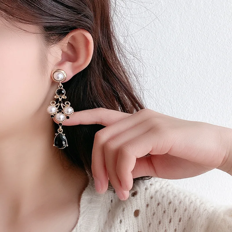 Retro Court Imitation Pearl Water Drop Stud Earrings Women's Temperament Versatile Senior Design Exquisite Elegant 5E157