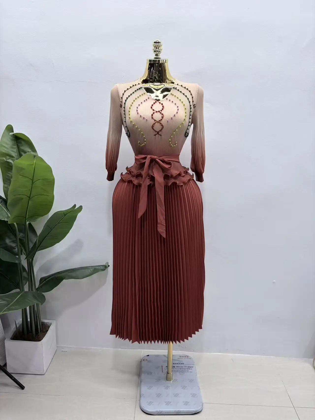 

Miyake Fashion V-neck New Elegant Bronzing Dress Printed Pleated Temperament Loose Women's Dress