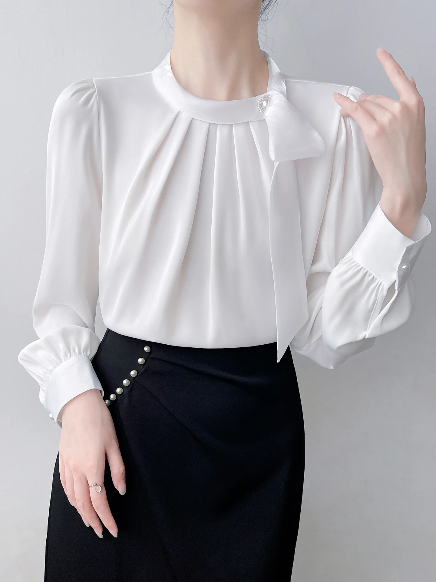 

White Satin irt Women's Pearl Button Pleated Design Long Sve Commute Sle Korean Version Loose Fit Polyester Fiber