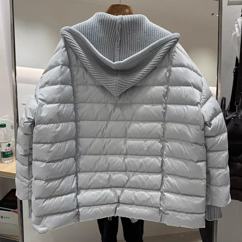 سترة نسائية متوسطة الطول، طراز شتوي جديد، عصري ومتعدد الاستخدامات، مع قبعة محبوكة قابلة للفصل، معطف فضفاض ودافئ.