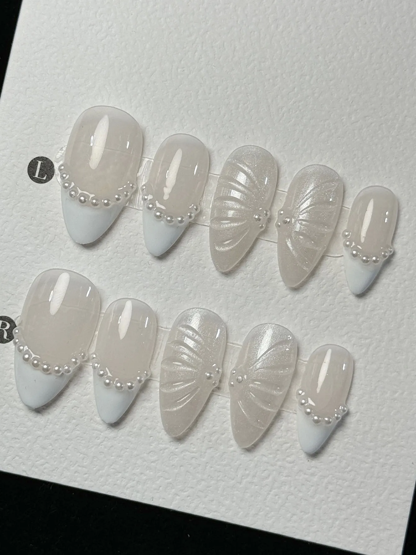 10 قطع من أظافر صناعية بيضاء على شكل لوز مصنوعة يدويًا بخط ثلاثي الأبعاد وأظافر صناعية قابلة للفصل باللؤلؤ