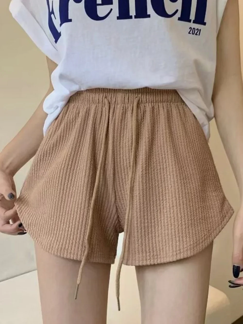 شورت رياضي نسائي عصري برباط غير رسمي جديد لعام 2025 شورت صيفي فضفاض مناسب عالي الخصر لليوجا على شكل حرف a مستقيم الساق