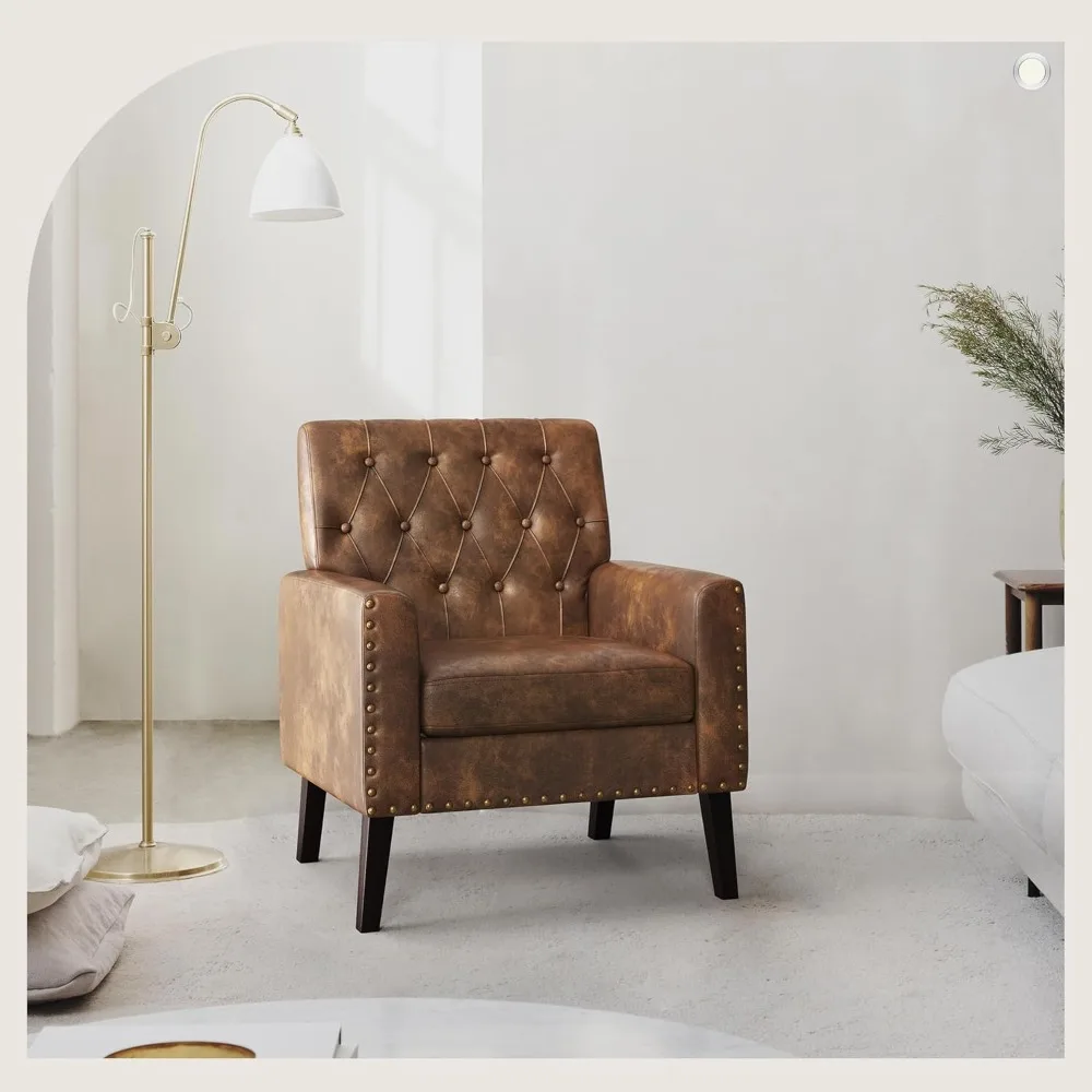 زوج من الكراسي المصنوعة من الجلد الصناعي باللون الأصفر والبني، ارتفاع 18.5، كراسي معنقدة بأزرار، جلوس مريح في غرفة المعيشة بأذرع