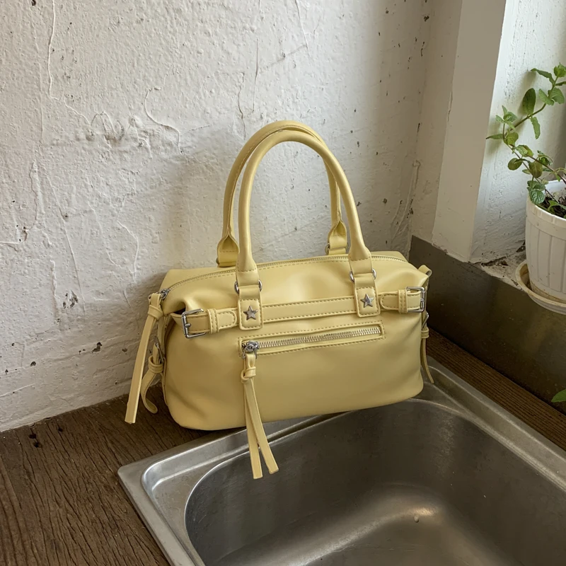 

Модная женская сумка-кроссбоди с дизайнерским ремнем, однотонная, на молнии, трендовая, дизайнерская, в уличном стиле, для повседневного использования, 2026