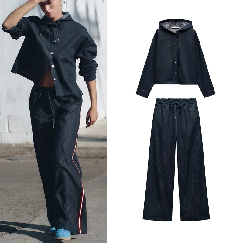 

Весенняя новинка: Женский джинсовый топ свободного кроя с капюшоном и полосатым декором 35648 и джинсовые брюки 356480. Модный комплект.