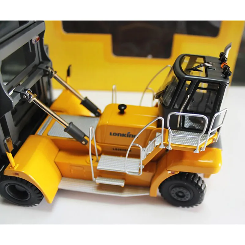 Diecast 1:43 Scale LG260EC8 Container Stacker Forklift Alloy Car Model Collection Souvenir Display Ornaments