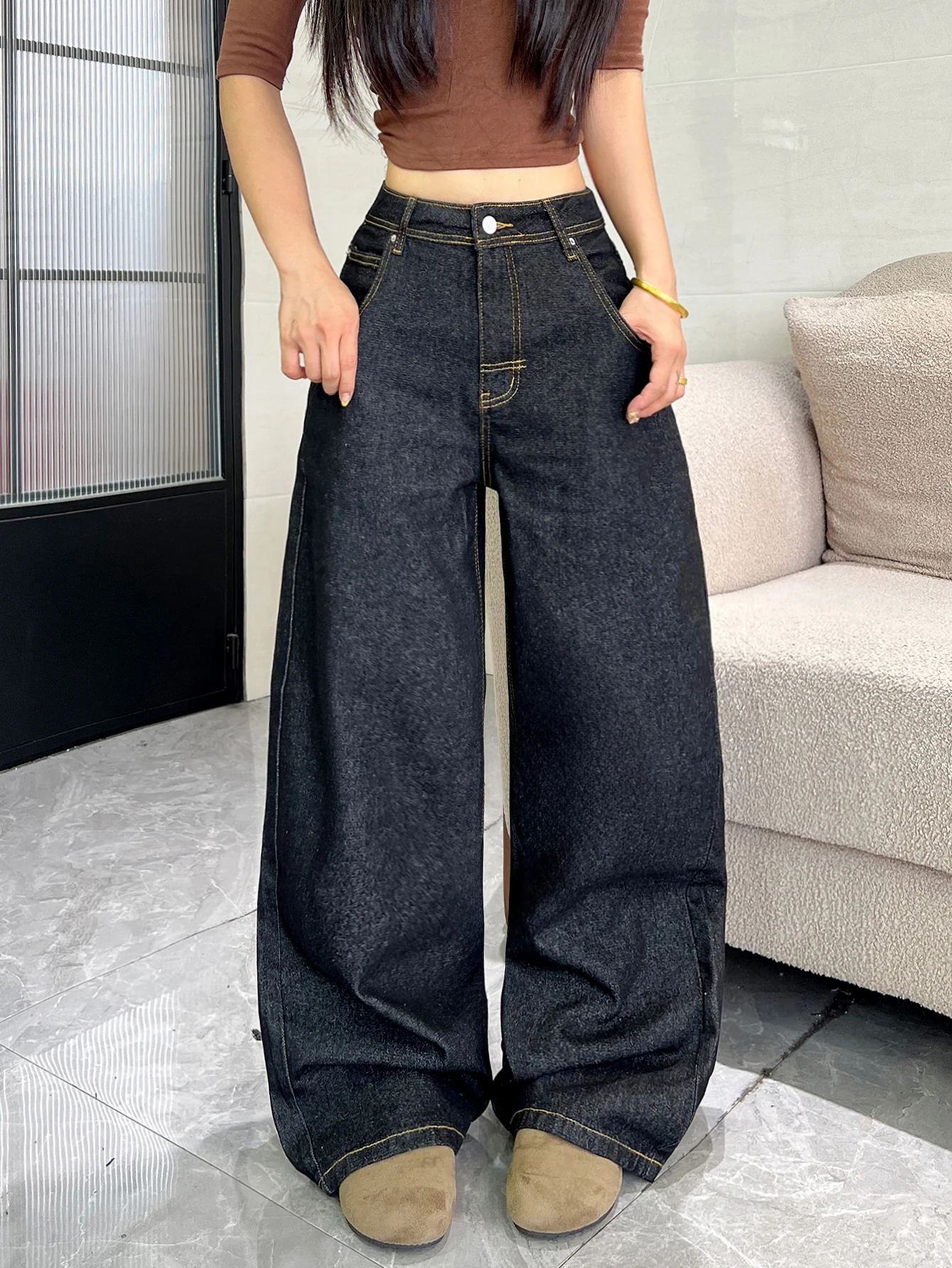 American style oversized wide leg Y2K street denim pants with contrasting colors, visible lines, waist strap, shopping outfit