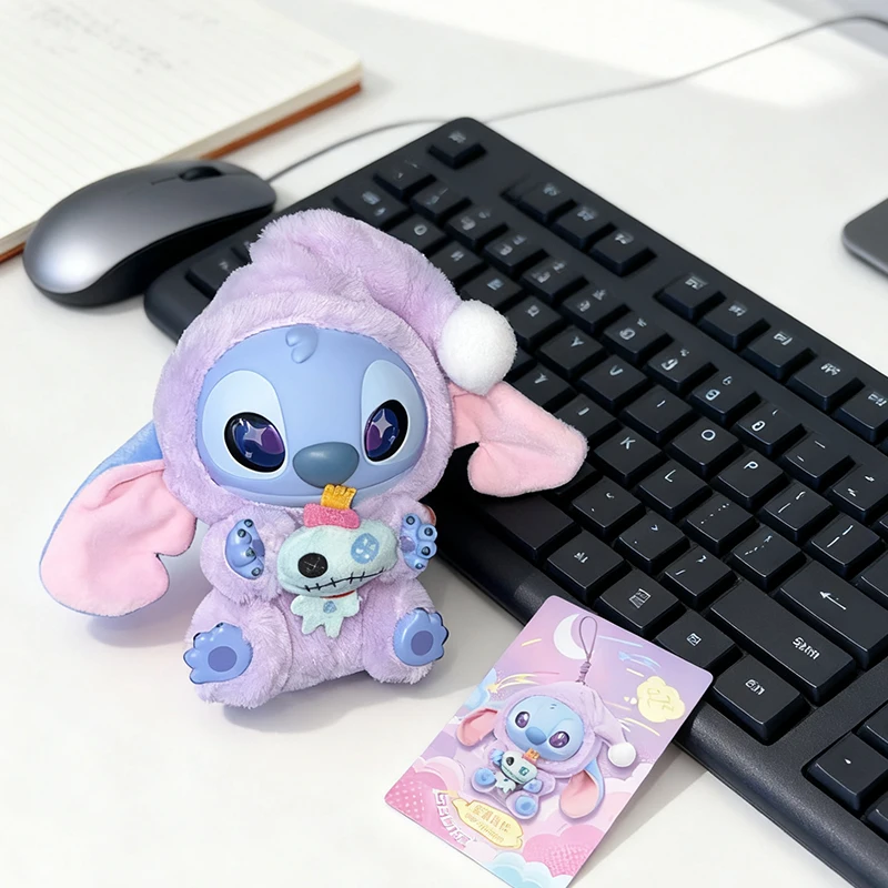 في عام 2025، يتميز بضائع ديزني الجديدة بأنماط لطيفة من ستيتش، وقلادة قطيفة يجب اقتناؤها ولعبة غرزة تحب الجميع