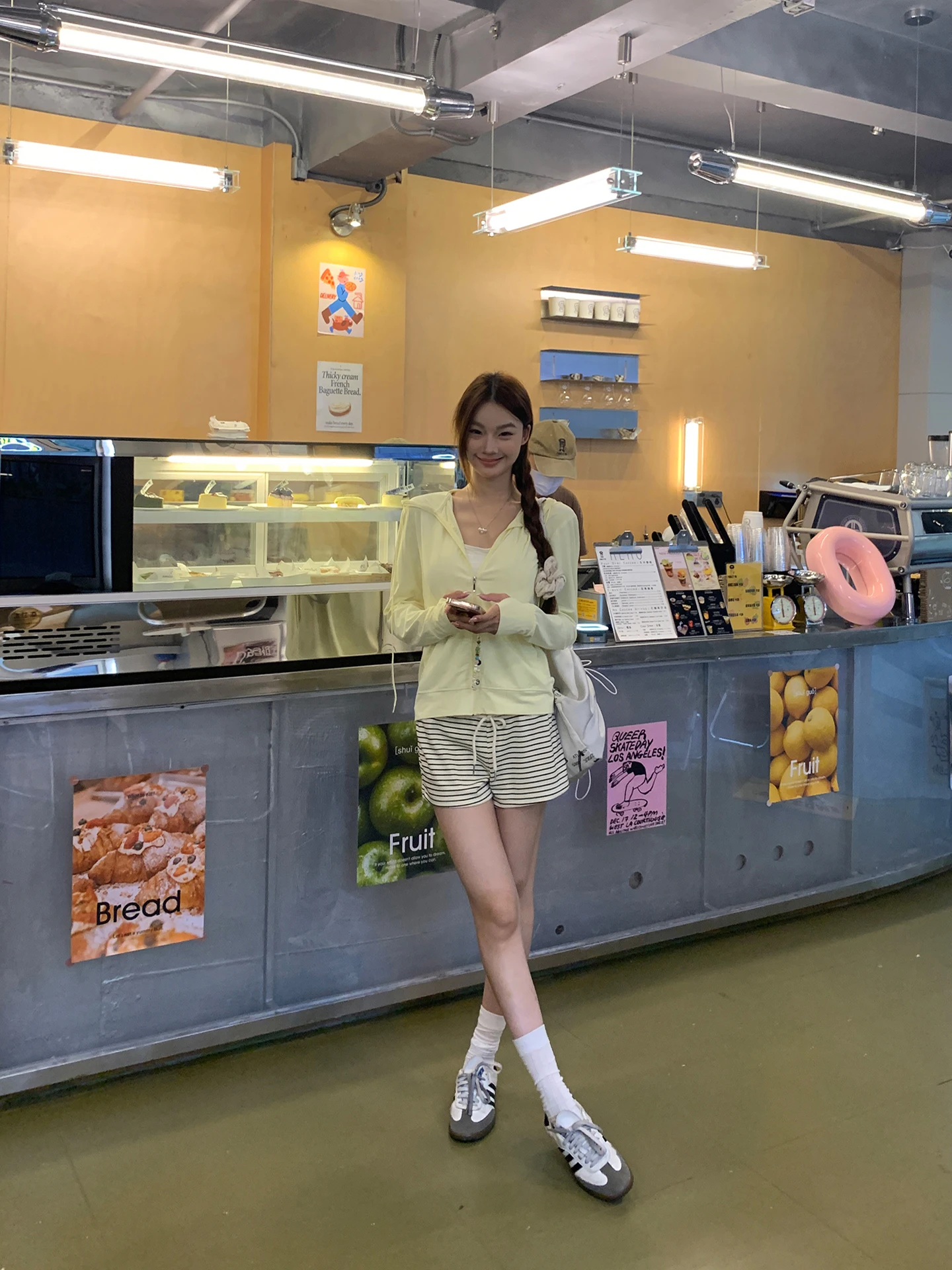 سترة نسائية صيفية عصرية باللون الأصفر للحماية من الشمس، بغطاء للرأس وسحاب وأكمام طويلة مصنوعة من ألياف البوليستر