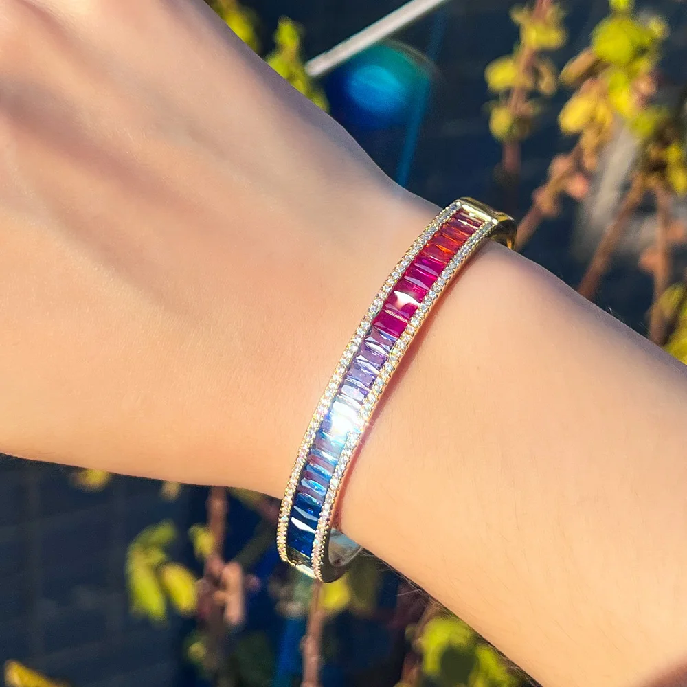 CWWZircons Einzigartiger Baguette-Regenbogen-Zirkon Runder Offener Armreif für Damen Trendiger Brasilianischer Vergoldeter Schmuck Großhandel SZ0052 – Detail 2