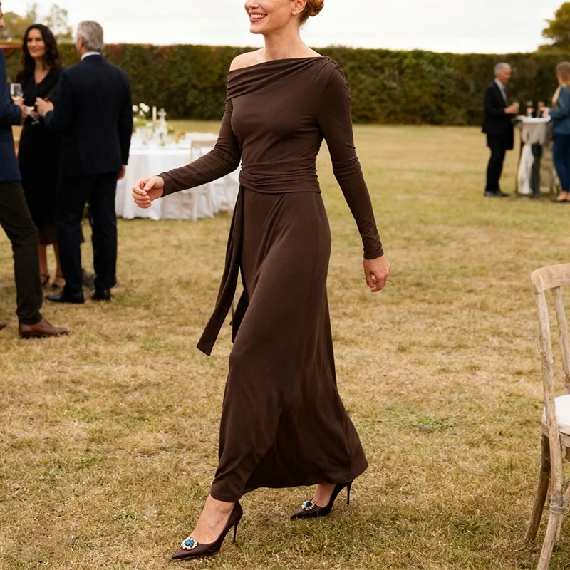 Winter nieuwe damesmode uit 2022, kraag met één lijn en losse manchetten aan de zoom maxi-jurk - elegant bruin.