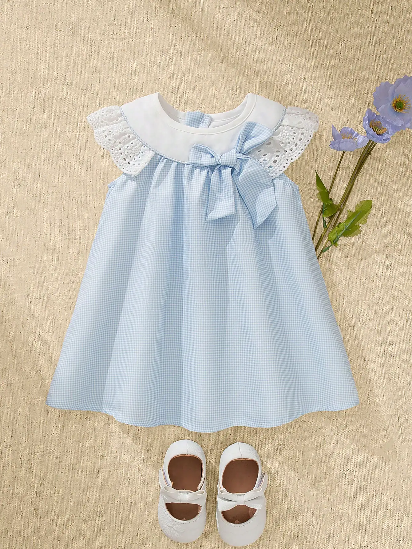 

Сине-белое платье без рукавов для девочки с кружевной отделкой и бантом