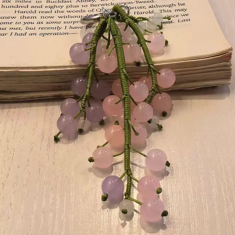 Handgefertigter Beeren-Taschenanhänger mit glänzenden Harzperlen, niedliches, liebenswertes Design, perfekt zur Dekoration von Rucksäcken und Handtaschen, Geschenk für Mädchen. – Detail 6