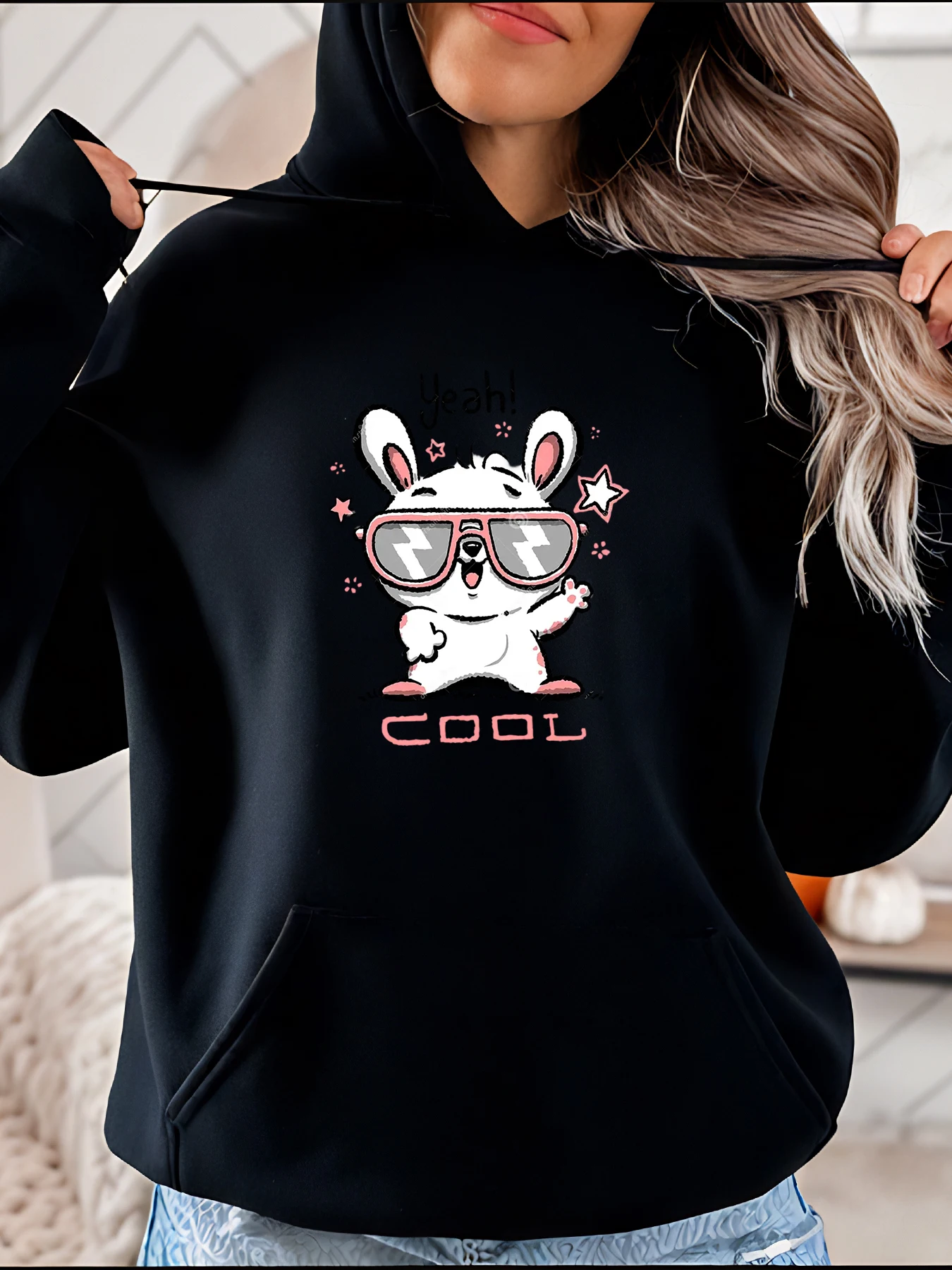 Simpatico coniglio con occhiali da sole Felpa con cappuccio con stampa Stile casual Design animale dei cartoni animati per l'uso quotidiano delle donne