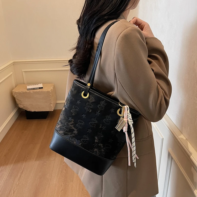 

Classic Trendy Fashion Versatile Women's New PU Leather Single Shoulder Bucket Bag Simple Casual Commuting Storage Bags