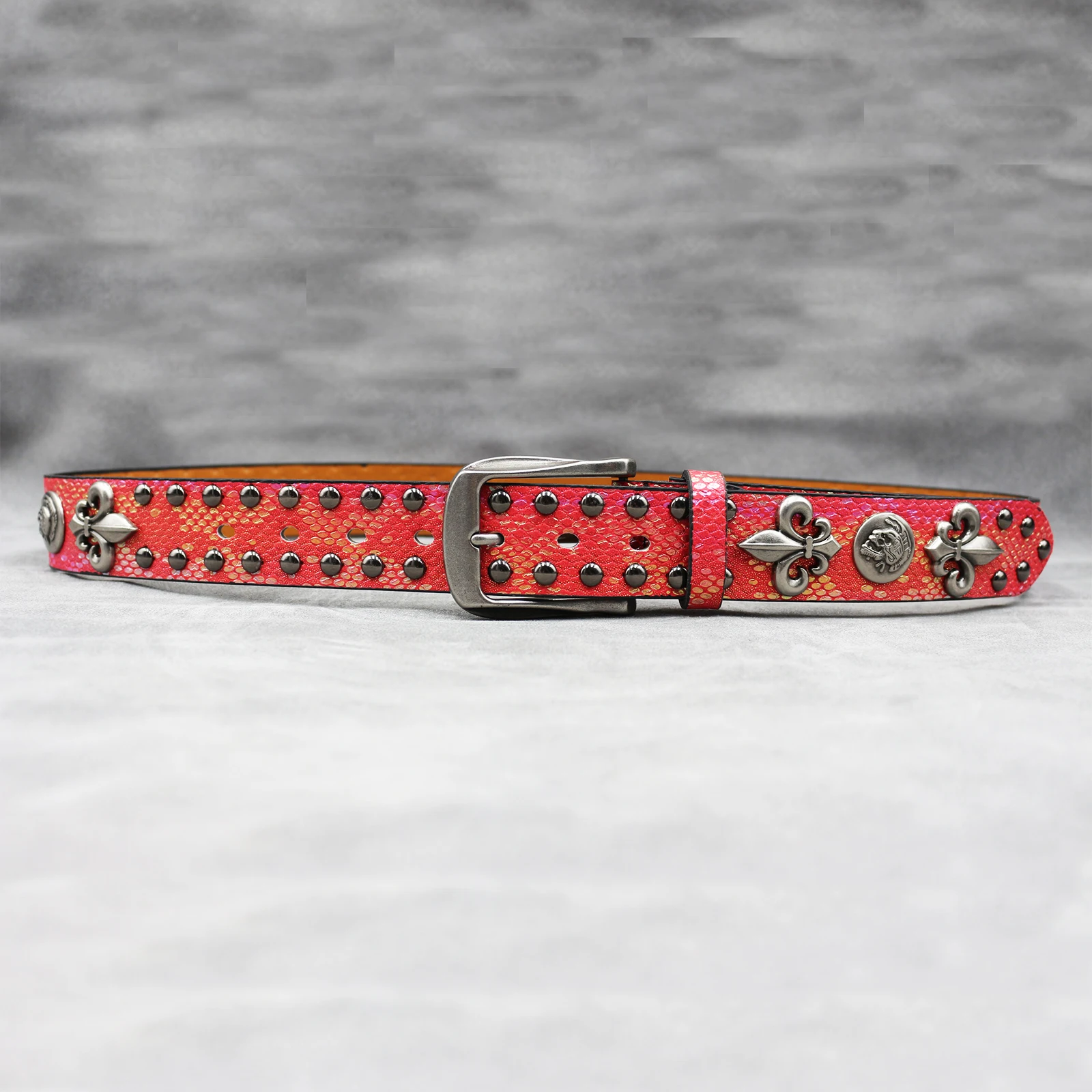 ステージパーティーナイトクラブスタイルリベットベルト赤十字ファッション女性のスタッズベルト高品質女性ロック女性ストラップジーンズ