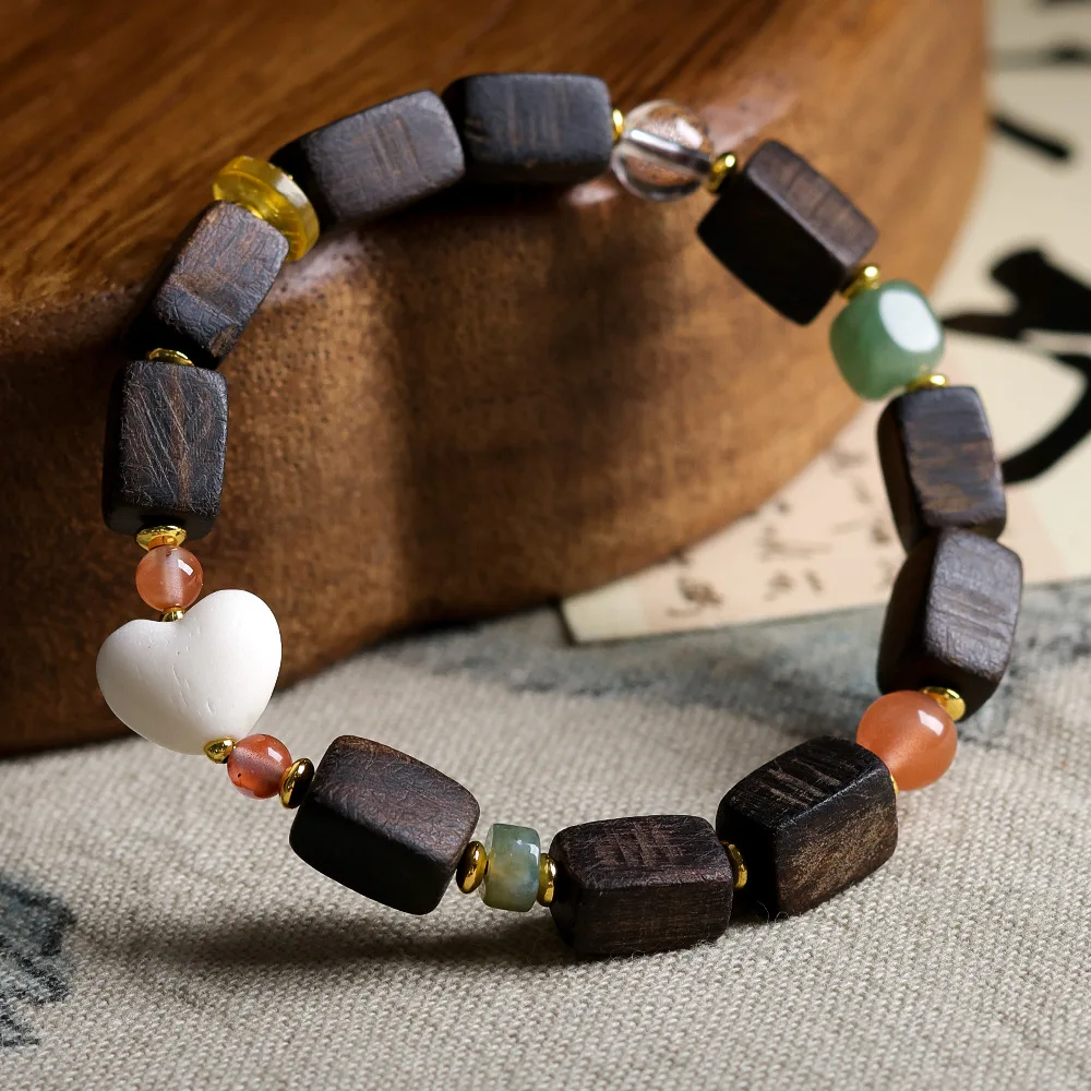 

Daraqan Agarwood Natural White Crystal Bracelet Root-Style Heart-Shaped South Red Agate Collectible Bracelet