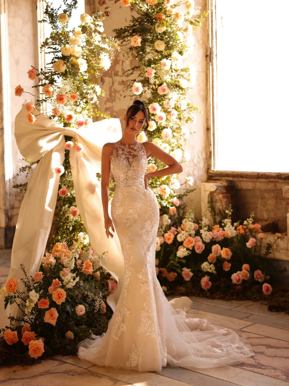 Abito da sposa a sirena con applicazioni in pizzo con mantella Abito da sposa lungo fino al pavimento senza maniche affascinante Abiti avorio personalizzati per la sposa