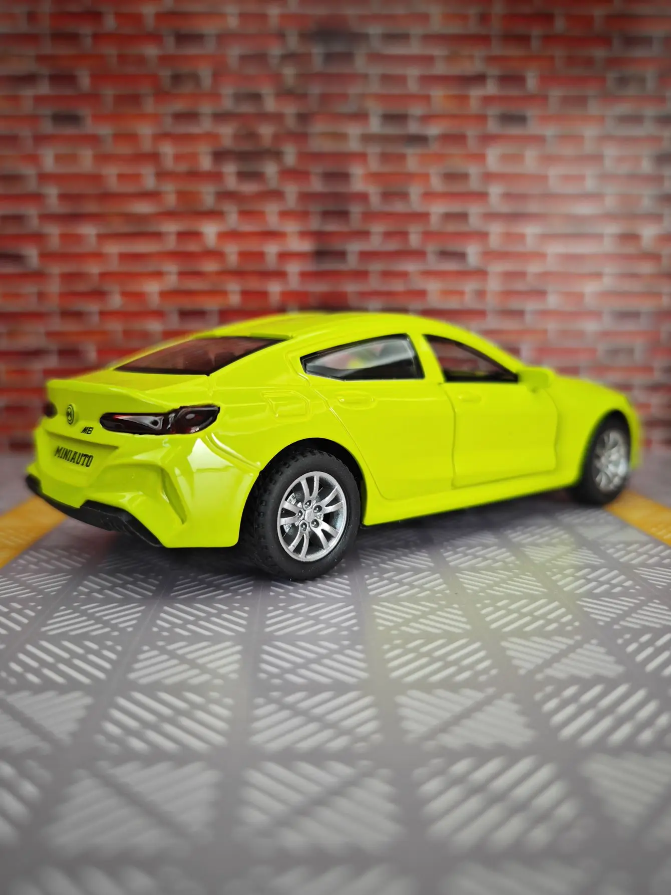 1:32 M8 سبيكة نموذج سيارة الحلي جمع الصوتية البصرية التراجع سيارات لعبة تفاصيل غنية يمكن فتح الأبواب على كلا الجانبين