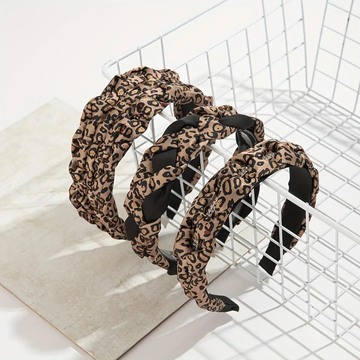 1pc 여성용 레오파드 프린트 다이아몬드 머리띠는 파티를 위한 일상 사진 촬영에 간단하고 세련된 제품입니다.