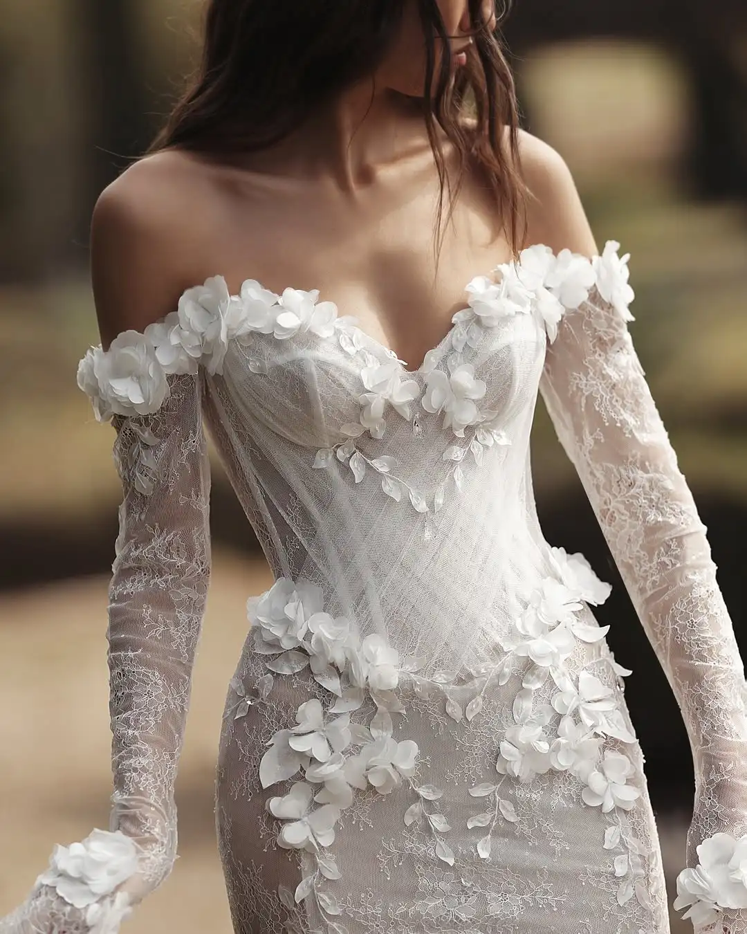Gran oferta, exquisito vestido de novia con hombros descubiertos, vestido de novia Sexy de sirena con bordado de encaje transparente y cuello en V con flores