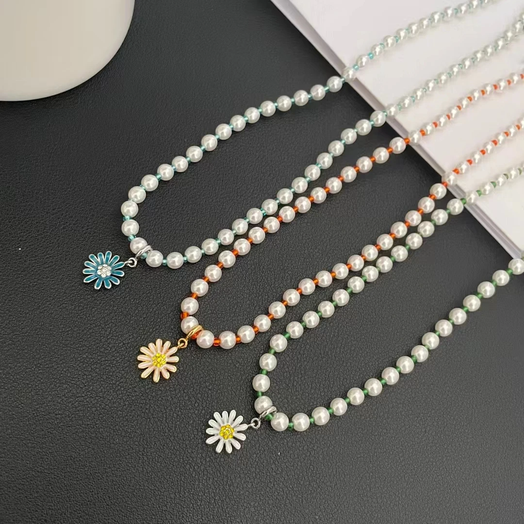 

Light luxury and niche design with a fresh and sweet little daisy color matching pearl necklace