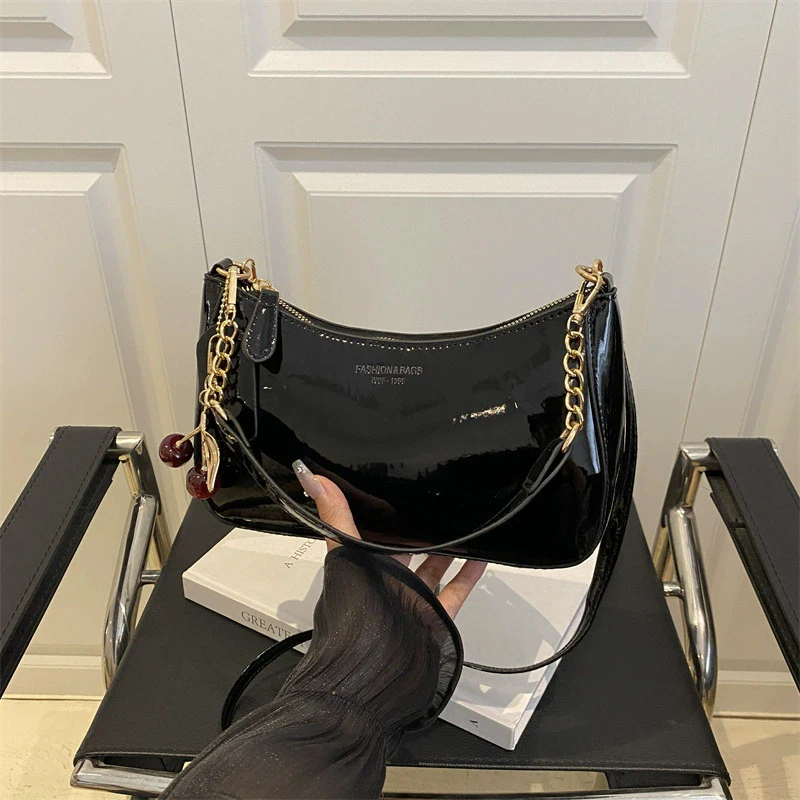 Neue Modische Damen-Handtasche aus PU-Leder, Einfarbig mit Kirsch-Anhänger, Vielseitige Schultertasche, Damen-Umhängetasche für den Alltag – Detail 23