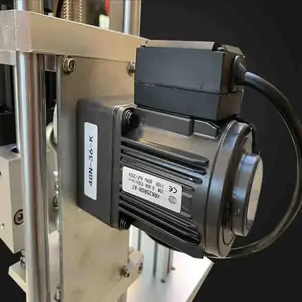 

The new low-priced screw capping machine is suitable for various bottles and cans Hot sales