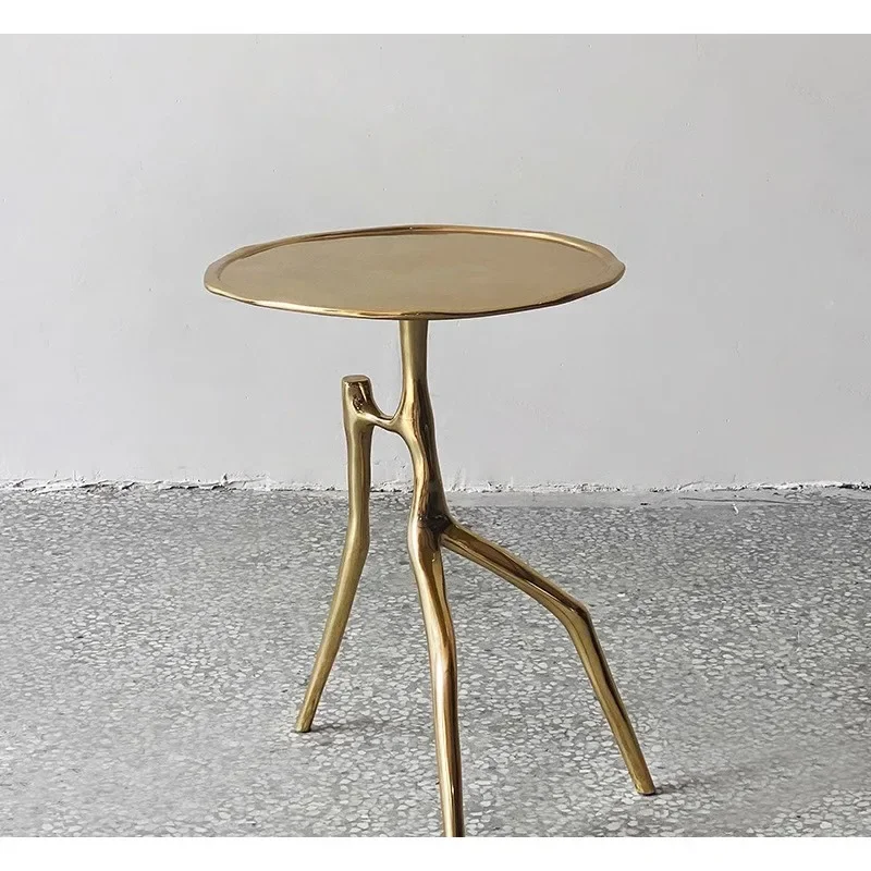 A few displays on the side of the sofa, a few decorative edges of a round high-end villa.