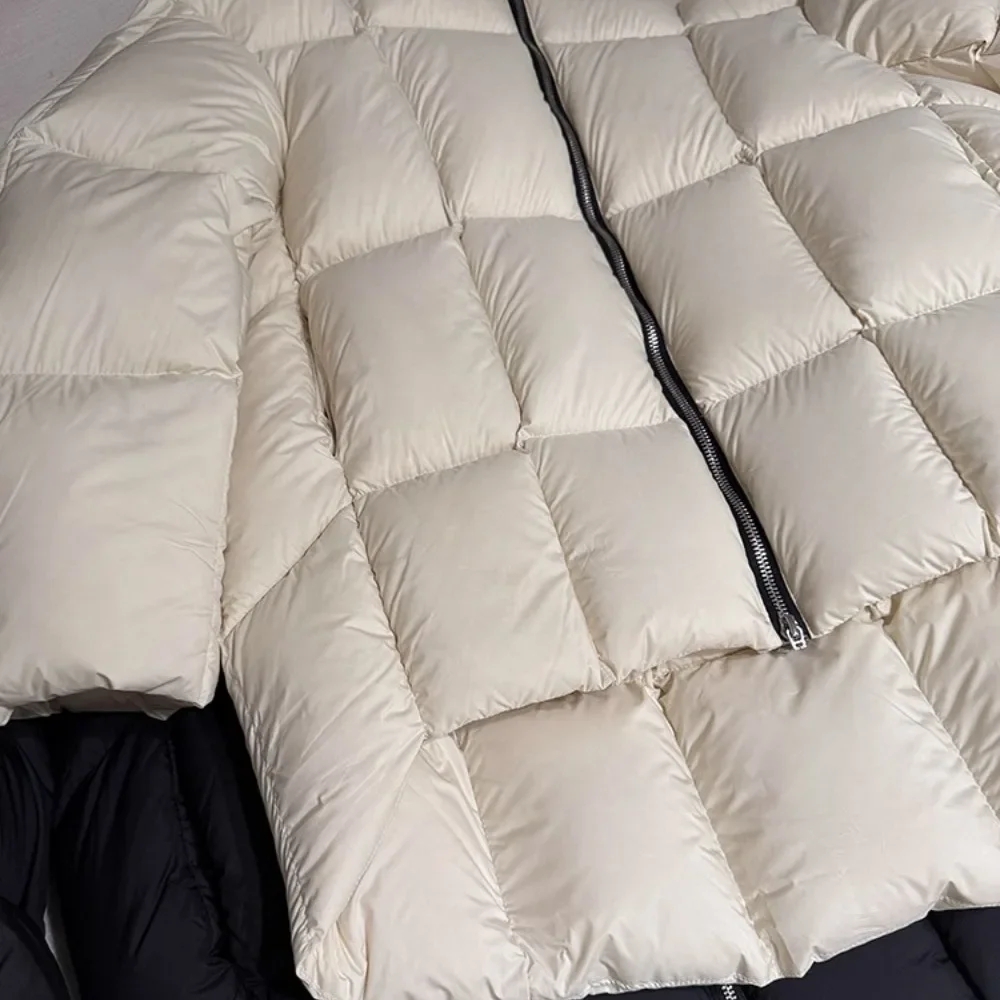 النساء 2025 الخريف الشتاء سميكة الأبيض بطة أسفل سترة نمط جديد خفيفة للغاية كريم نفخة مثل سستة الخبز معطف فضفاض غير رسمي