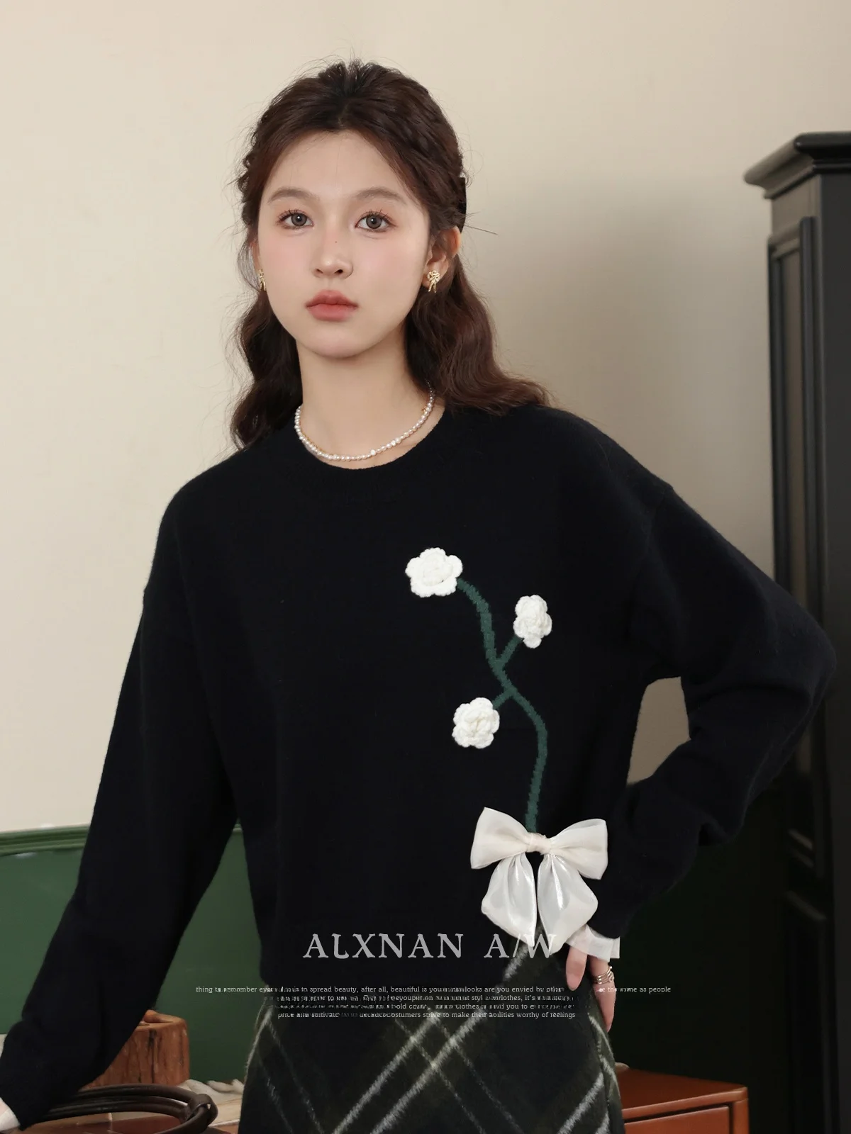 

Модный комплект из свитера и юбки с инициалами Daisy от бренда Lu Xiang Nan, осень-зима 2023 года.