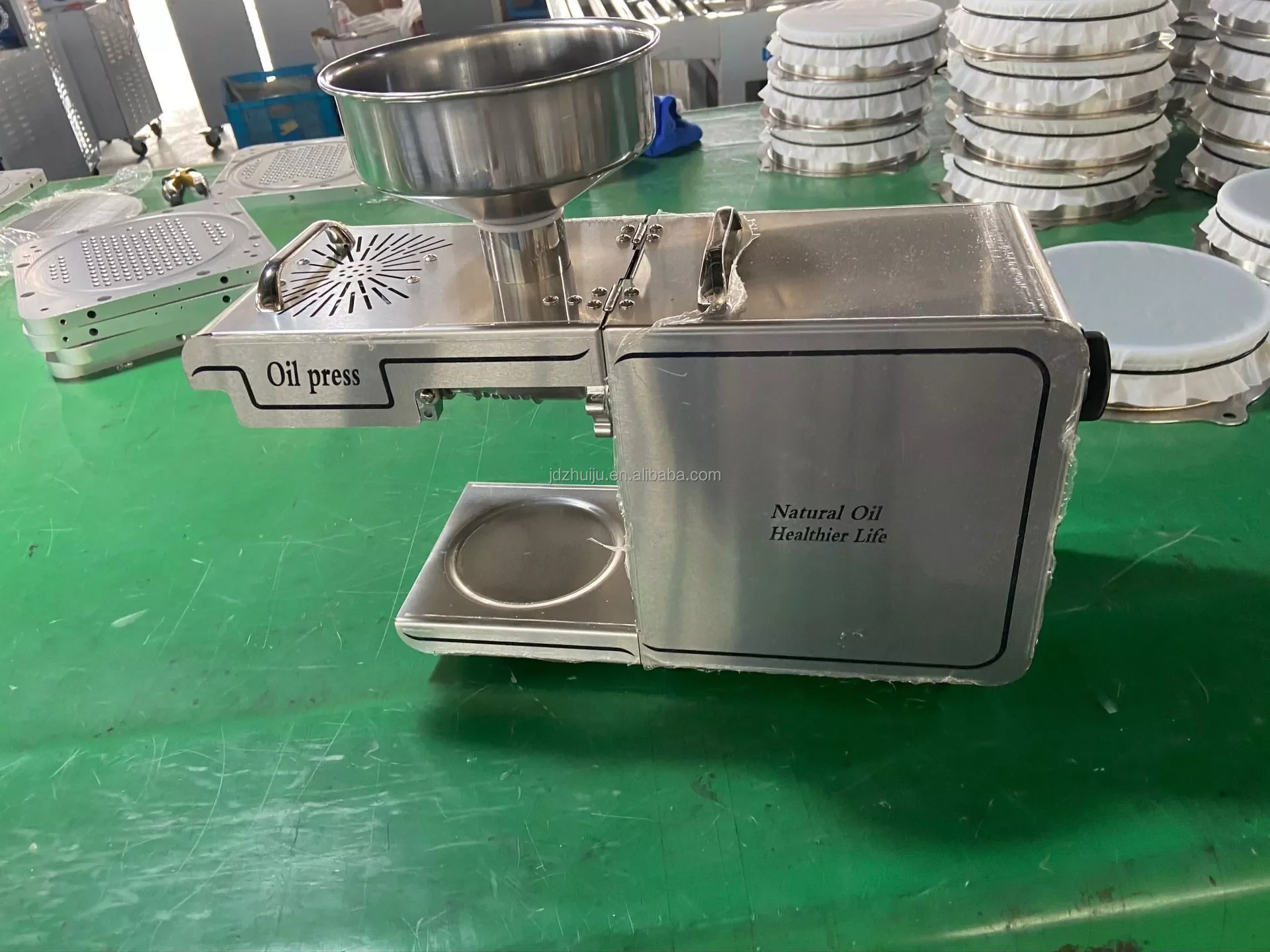 Home Mini Coconut Oil Mill Machinery/peanut Sesame Sunflower Oil Extractor Oil Pressers HJ-P10