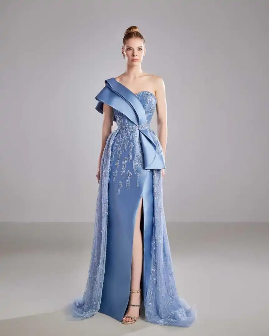 Wunderschöne One-Shoulder-Abschlussballkleider in A-Linie mit Schlitz vorne, bodenlange Abendkleider, Kristallperlen, besondere Party-Kleider nach Maß