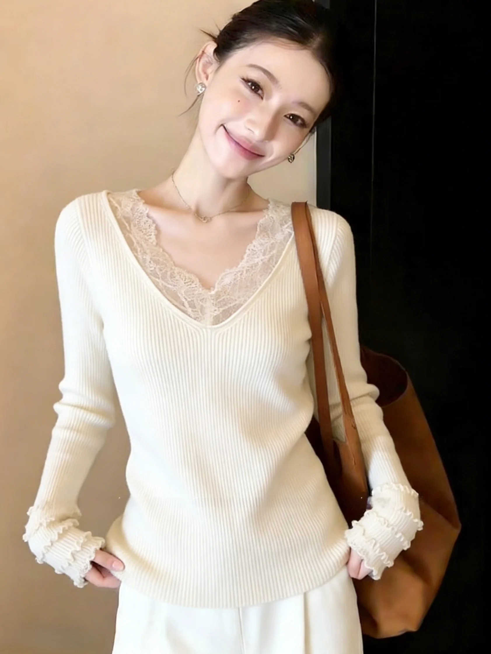 

Весна 2026: Модный универсальный шелковый топ с кружевной отделкой, V-образным вырезом, длинными рукавами и эффектом похудения, производство Китай