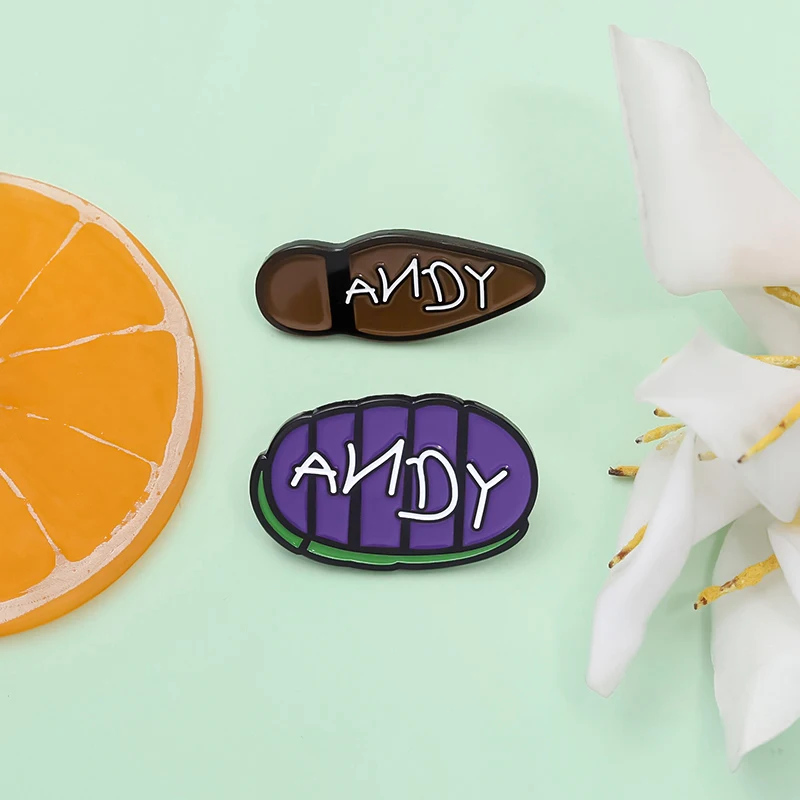 Pin esmaltado de inspiración de animación de comedia, zapatos de Woody, broches de juguete para botas ANDY, insignia de solapa, joyería de dibujos animados, regalos para niños y amigos